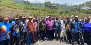 Wagub Ones Pahabol Salurkan Bantuan Dana untuk Persiapan Rapat Wilayah GIDI Kembu, Kenang Jejak Penginjilan di Nimia