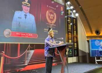 Foto Diskominfo Kabupaten Puncak. Keterangan Foto:  Bupati Kabupaten Puncak, Elvis Tabuni, S.E., M.M., saat menerima penghargaan tingkat nasional dari Seven Media Asia dalam ajang The Indonesia Leadership Matrix Awards 2026, Bali, Jumat (16/10/2026