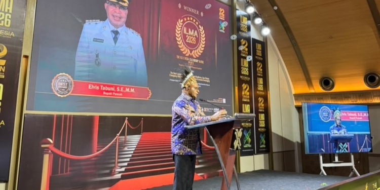 Hadapi Krisis Pegunungan, Elvis Tabuni Raih Penghargaan Nasional