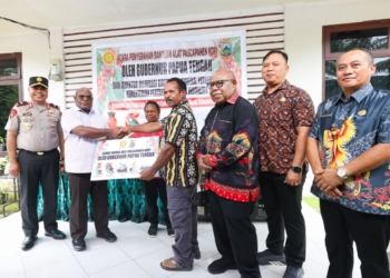 Gubernur Meki Nawipa Serahkan Mesin Pengolah Kopi untuk Kelompok Tani di Mimika