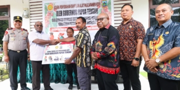 Gubernur Meki Nawipa Serahkan Mesin Pengolah Kopi untuk Kelompok Tani di Mimika