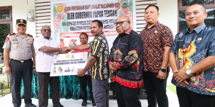 Gubernur Meki Nawipa Serahkan Mesin Pengolah Kopi untuk Kelompok Tani di Mimika