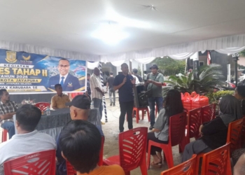 Keterangan: Wakil Ketua DPRK Kota Jayapura, Max Karubaba saat reses di Entrop. (Foto: Andika)