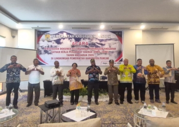Foto oleh Lisa. Keterangan Foto: Bupati Puncak Elvis Tabuni, foto bersama para Kepala OPD Dengan Salam Khas Kabupaten Puncak Dalam Penyerahkan Dokumen Pelaksanaan Perubahan Anggaran Satuan Kerja Perangkat Daerah (DPPA-SKPD) Tahun Anggaran 2026, Rabu (28/10/2026)