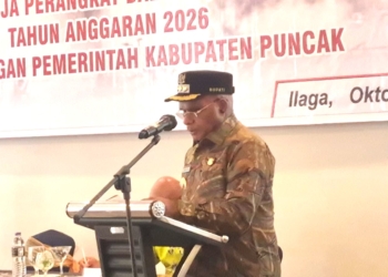 Foto oleh Lisa. Keterangan Foto: Bupati Puncak Elvis Tabuni dalam agenda Penyerahaan DPPA SKPD Tahun 2026