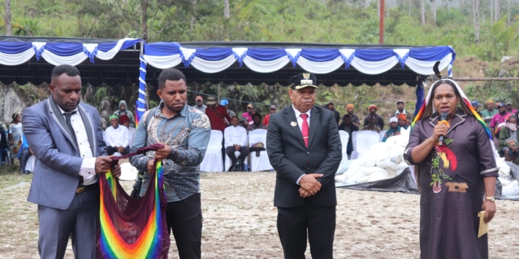 Pimpin Aksi Lima Menit, Bupati Nahor Nekwek Ajak Jemaat GJRP Bangun Kemandirian Gereja