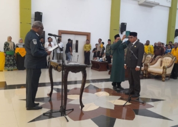 Keterangan: pengambilan sumpah janji jabatan dan pelantikan pejabat sekda kota jayapura, diaula sian soor walikota jayapura, Kamis (29/10/2026). oleh Walikota Jayapura, Baisai Rollo. (Foto: Andika)